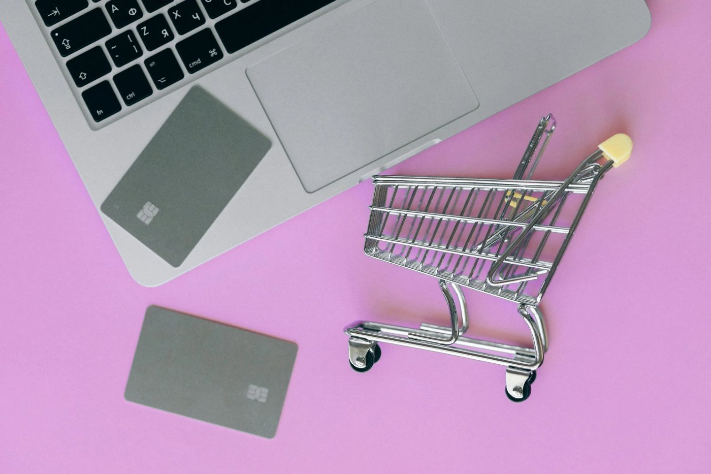 AI in E-Commerce: Revolutionizing Customer Experience and Logistics